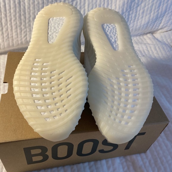 Yeezy Boost 350 V2 Cream/Triple White Size 6 - Picture 3 of 8
